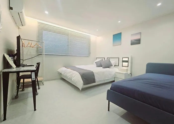 Parkside House 202 *